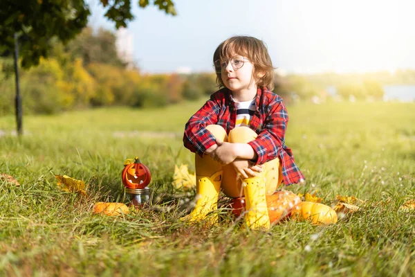 Nachdenklicher Netter Junge Brille Spielt Halloween Herbstpark Mit Kürbis Kinder — Stockfoto