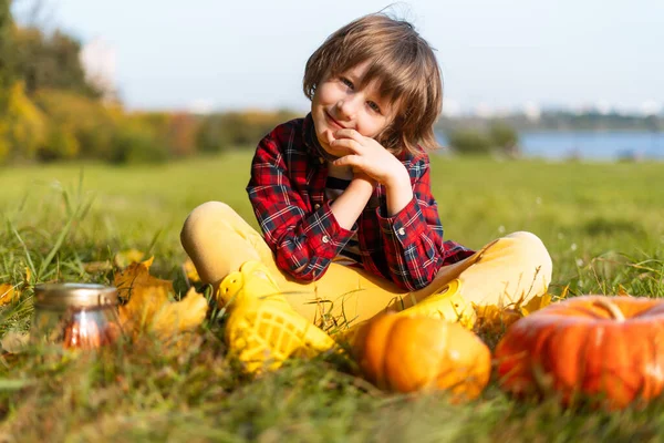 Bonito Menino Brincar Com Abóbora Parque Outono Halloween Doces Travessuras — Fotografia de Stock