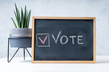 Tahtada Yazılan Oylar. Seçim yapma kavramı. Başkanlık ve parlamento seçimleri. Oylama, demokrasi çağrısı.