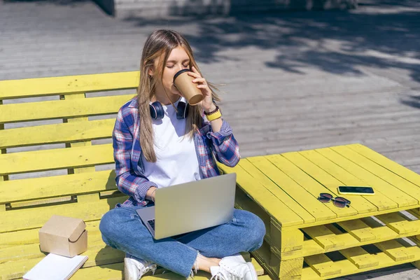 Defterde Çalışan Güzel Bir Kadın Dışarıda Bankta Oturup Kahve Içiyor — Stok fotoğraf