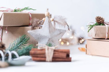  Mutlu Noeller ve beyaz arka planda mutlu yıllar. Tatil tebrik kartı. Noel ışıkları ve hediyeli süslemeler. Seçici odak