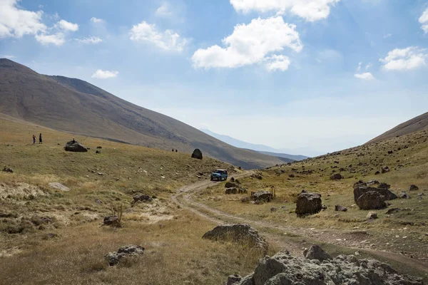Ermenistan 'da seyahat. Dağlar, cip