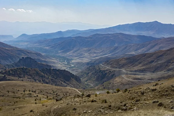 Ermenistan 'da seyahat. Dağ yolları. Süper görünümler