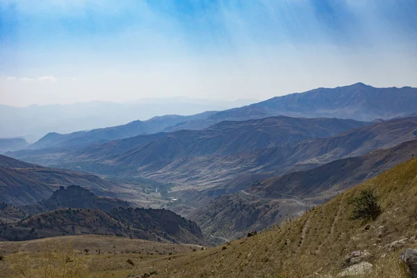 Ermenistan 'da seyahat. Dağ yolları. Süper görünümler