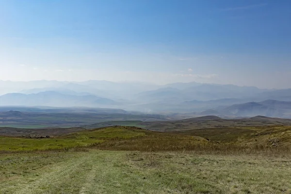 Ermenistan 'da seyahat. Dağ yolları. Süper görünümler