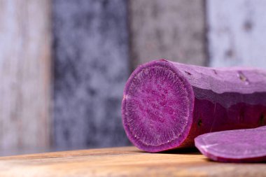 Kesme tahtasındaki doğranmış tatlı patatesin ön planı, odak dışı arka plan, sağlıklı ve ekolojik gıda