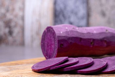 Kesme tahtasındaki doğranmış tatlı patatesin ön planı, odak dışı arka plan, sağlıklı ve ekolojik gıda