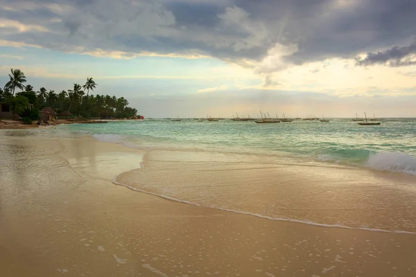 Una Bonita Playa Con Varios Barcos Pesca Anclados Atardecer Con —  Fotos de Stock