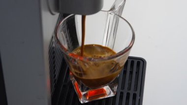 espresso kahve İtalyanca İtalya, kavramı bir kapsül kahve makinesi düşüyor video 4 k, bir şeffaf cam kahve bardağa ile yapılan en yüksek kalitede sakin ol, biyo ve doğa.