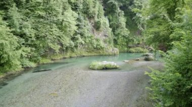 Gün boyunca tahta köprüden Serio nehrin görüntülemek için video gimbal, uzay renk bt 2020 hlg, 4 k footoge ile pan. Val Seriana Bergamo.