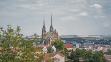 Katedral Aziz Peter ve Paul Petrov, Roma Katolik, Barok, Gotik Revival, Çek Cumhuriyeti Brno şehir mimar Ağustos Kirstein, Avrupa, timelapse 4k, güneşli bir gün.