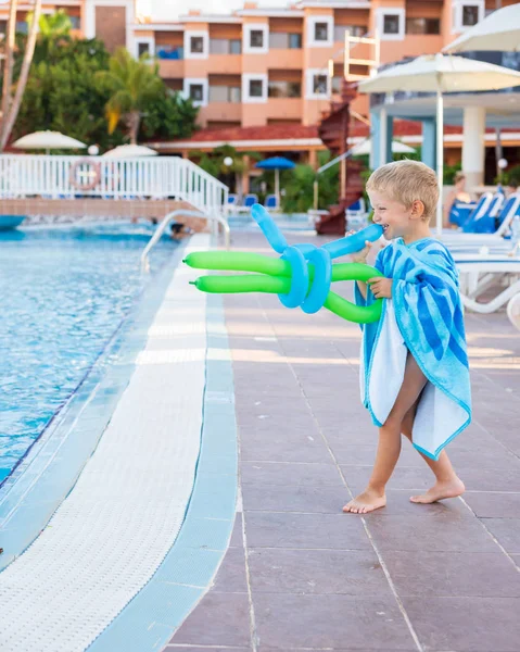 Hermoso Niño Juega Con Globos Borde Piscina Día Soleado — Foto de Stock