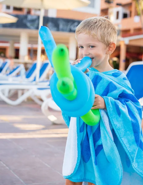 Hermoso Niño Juega Con Globos Borde Piscina Día Soleado Primer — Foto de Stock