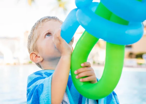 Hermoso Niño Juega Con Globos Borde Piscina Día Soleado Primer — Foto de Stock