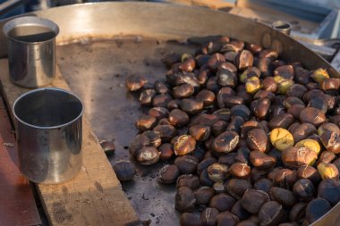 Kızarmış kestane kızgın ızgara üzerinde 