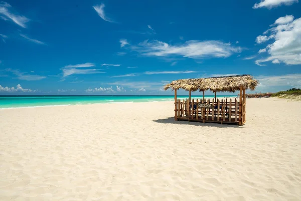 Impresionante Playa Varadero Durante Día Medio Una Carpa Madera Paja —  Fotos de Stock