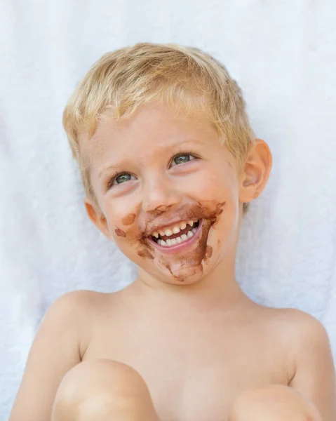 Retrato Menino Cabelos Claros Com Chocolate Seu Rosto Isolado Fundo — Fotografia de Stock
