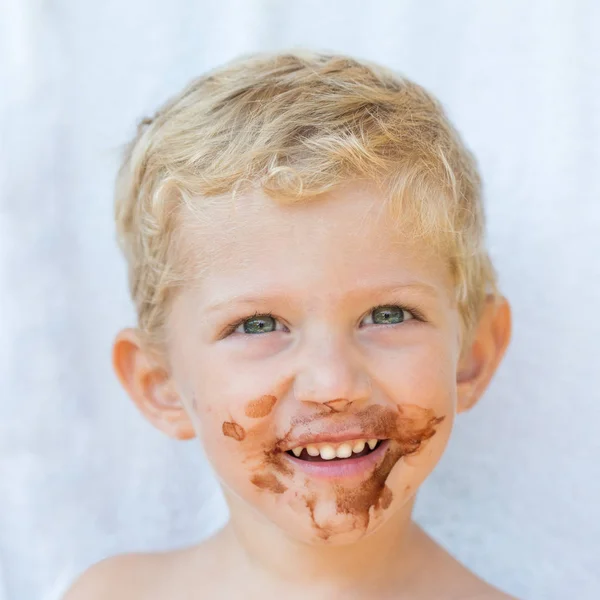 Ritratto Ragazzo Biondo Con Cioccolato Sul Viso Isolato Sfondo Bianco — Foto Stock