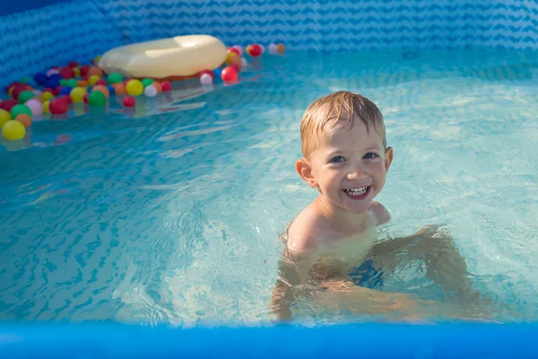 Niño Jugando Una Pequeña Piscina Bebé Bebé Nadar Chapotear Feliz —  Fotos de Stock