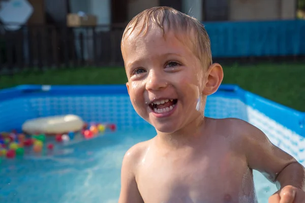 Niño Jugando Una Pequeña Piscina Bebé Kid Nadar Chapotear Colorido — Foto de Stock
