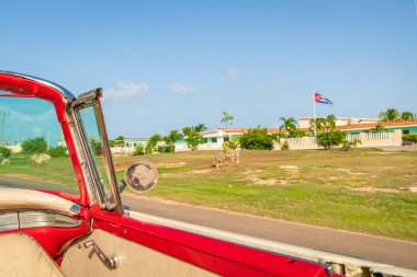 Küba Varadero, eski bir klasik Amerikan arabasının içini görüyor sağ Küba bayrağında, güneşli bir günde.