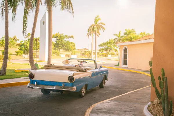 Vintage Clásico Americano Blu Car Conductor Con Sombrero Vaquero Mientras —  Fotos de Stock