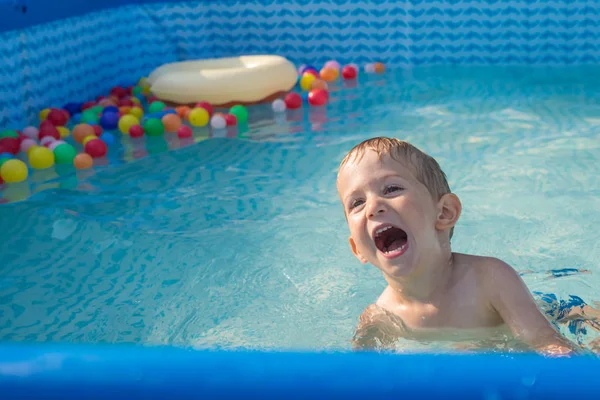 Niño Niño Jugando Una Pequeña Piscina Bebé Bebé Nadar Chapotear — Foto de Stock