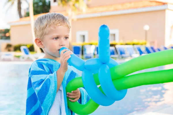 Hermoso Niño Juega Con Globos Borde Piscina Día Soleado Primer — Foto de Stock