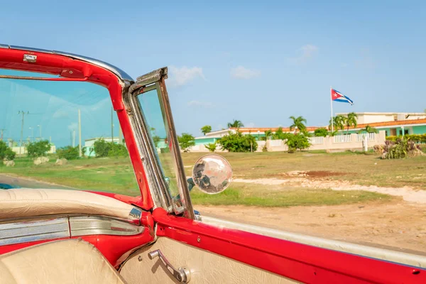 Kuba Varadero Pohled Starého Klasického Amerického Auta Pravé Kubánské Vlajce — Stock fotografie