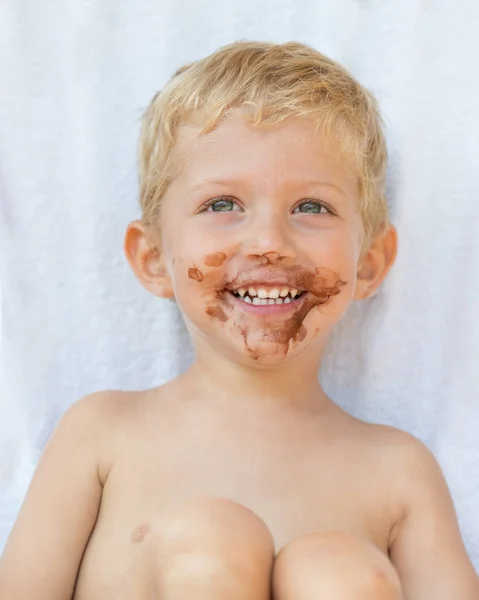 Ritratto Ragazzo Biondo Con Cioccolato Sul Viso Isolato Sfondo Bianco — Foto Stock