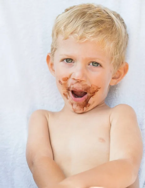 Retrato Menino Cabelos Claros Com Chocolate Seu Rosto Isolado Fundo — Fotografia de Stock