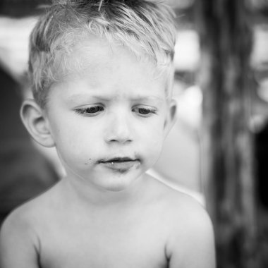 Onun yüzü, siyah ve beyaz fotoğraf çikolata ile beyaz beyaz çocuk çocuk portresi.