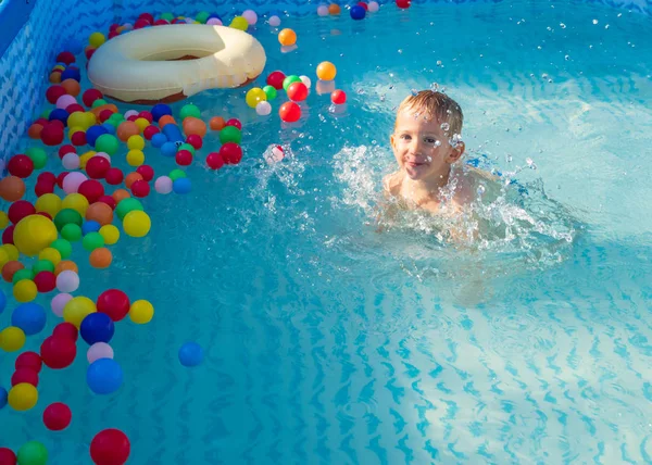 Niño Jugando Una Pequeña Piscina Bebé Bebé Nadar Chapotear Niño — Foto de Stock