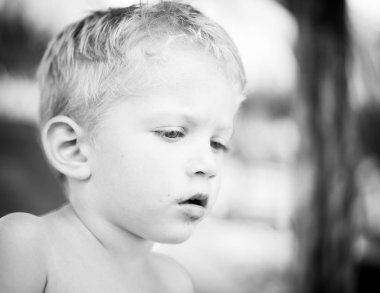 Onun yüzü, siyah ve beyaz fotoğraf çikolata ile beyaz beyaz bebek çocuk portresi.