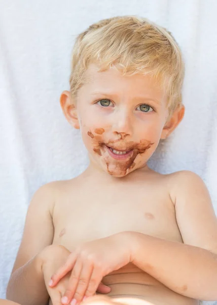 Ritratto Bambino Dai Capelli Biondi Con Cioccolato Sul Viso Isolato — Foto Stock