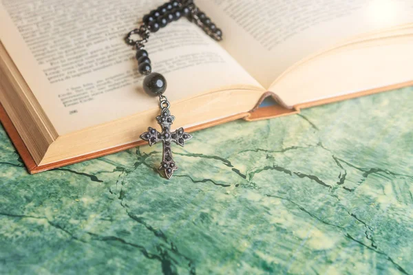 Zwarte Rozenkrans Kruis Bijbel Een Groen Oppervlak Religie School — Stockfoto