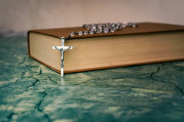 Ezüst Rózsafüzér Kereszt Pihenés Zárt Könyv Zöld Asztal Elölnézet Vallásos — Stock Fotó