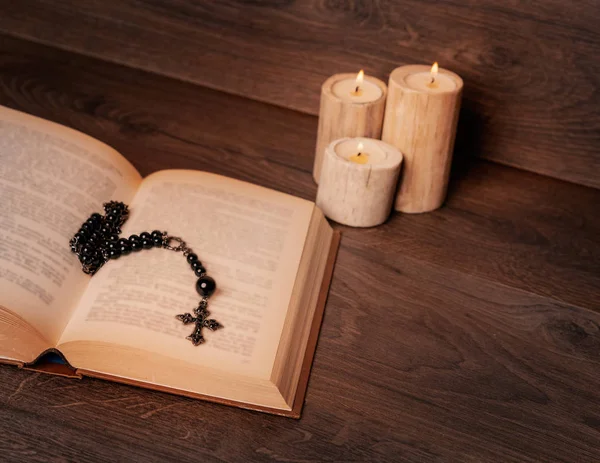 Zwarte Rozenkrans Kruis Bijbel Aan Houten Tafel Achtergrondkaars Religie School — Stockfoto