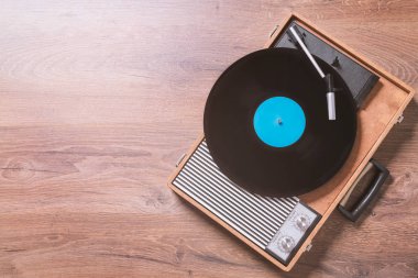 Eski Gramofon, ahşap masa, üst görünüm ve fotokopi alanı, fotoğraf.