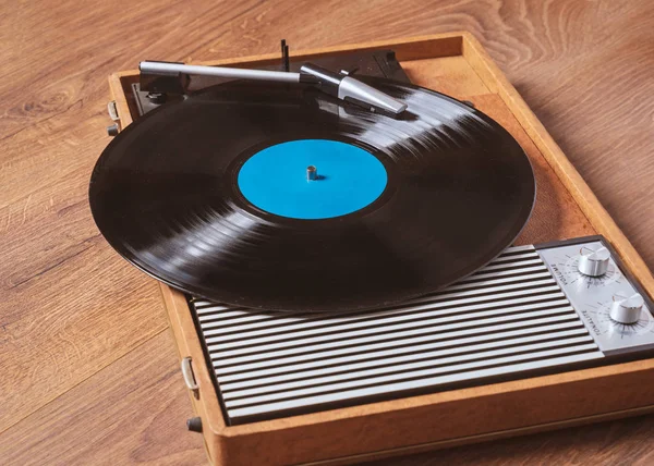 Äldre Grammofon Med Vinylskiva Träbord Vintage Stil — Stockfoto