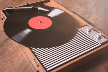 Eski Gramofon, ahşap masa üzerinde vinil plaklı, klasik tarzda..