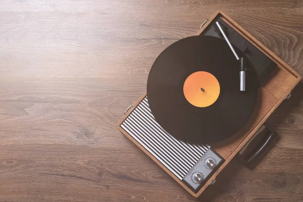 Idősebb Gramophone Bakelitlemezzel Fából Készült Asztalon Felülnézet Másolás Hely Fotó — Stock Fotó