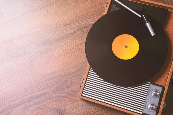 Äldre Grammofon Med Vinylskiva Träbord Ovanifrån Och Kopieringsutrymme Foto — Stockfoto