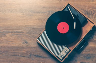 Ahşap masa, en iyi görünüm ve kopya alanı, split tonlama ile vintage tarzı bir vinil kayıtla Retro gramofon.