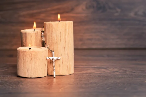 Ασημένιο Κομπολόι Ιησού Σχετικά Κερί Στο Ξύλινο Τραπέζι Θρησκείας Αντίληψη — Φωτογραφία Αρχείου