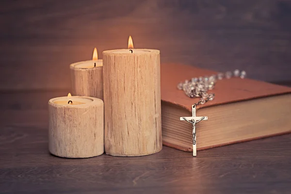 Ασημένιο Κομπολόι Και Σταυρό Στηρίζεται Κλειστό Βιβλίο Κοντά Κεριά Στο — Φωτογραφία Αρχείου