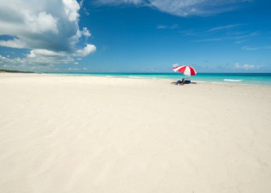 Harika plaj Varadero güneşli bir gün boyunca ince beyaz kum ve turkuaz ve yeşil Karayip Denizi, bir kırmızı parasol,Cuba.concept fotoğrafı, kopya alanı.