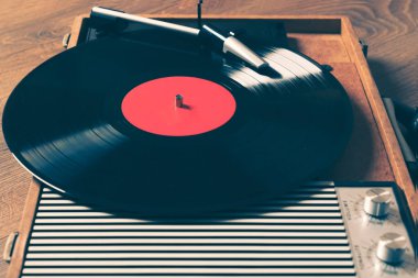 Harika vintage gramofon kaydı olan bir vinil ahşap masa, vintage tarzı üzerinde.