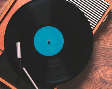 Ahşap masa, vinil kayda ile eski gramofon en iyi görünümü Kapat, vintage tarzı.