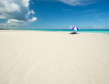 Güneşli bir günde harika Varadero plajı, güzel beyaz kum ve turkuaz ve yeşil Karayip denizi, sağ tarafta mavi şemsiye, Küba konsepti fotoğrafı, kopyalama alanı..